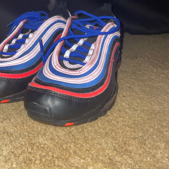 SHOES - Picture 2 of 4